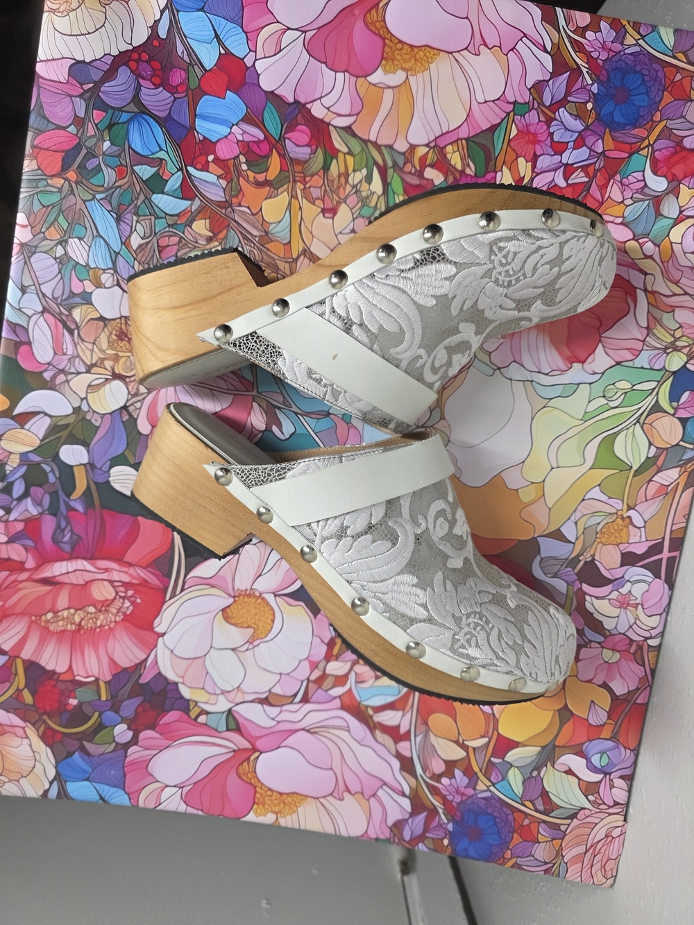 Johnny Was Women Silver Floral Embroidered Slip-On Mules Size 40 - Picture 2 of 5